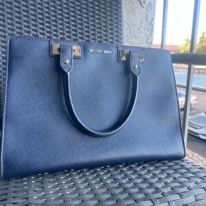 Michael Kors Navy Tote Bag with Gold Chain Link detail